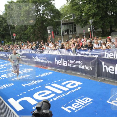 29.06.2025 - hella hamburg halbmarathon Michael Strokosch http://msf.ph/oto/8535417 29.06.2025 10:16:41 Ziel  meine-sportfotos.de