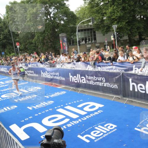 29.06.2025 - hella hamburg halbmarathon Michael Strokosch http://msf.ph/oto/8535421 29.06.2025 10:17:04 Ziel  meine-sportfotos.de