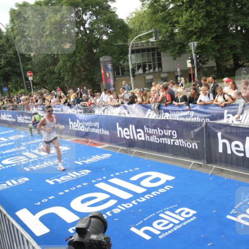 29.06.2025 - hella hamburg halbmarathon Michael Strokosch http://msf.ph/oto/8535422 29.06.2025 10:17:04 Ziel  meine-sportfotos.de