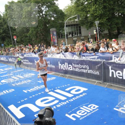 29.06.2025 - hella hamburg halbmarathon Michael Strokosch http://msf.ph/oto/8535423 29.06.2025 10:17:05 Ziel  meine-sportfotos.de
