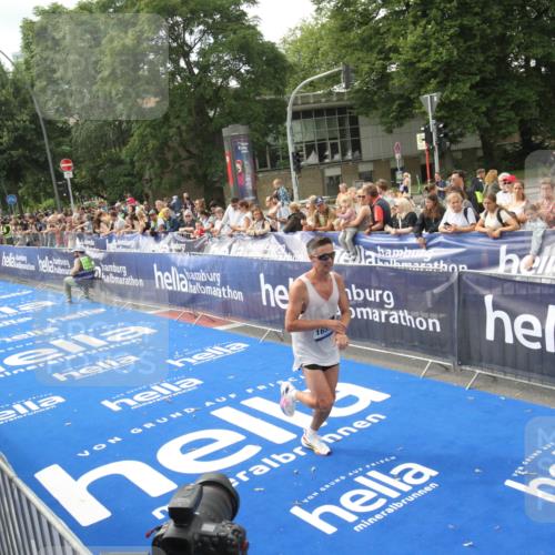 29.06.2025 - hella hamburg halbmarathon Michael Strokosch http://msf.ph/oto/8535424 29.06.2025 10:17:05 Ziel  meine-sportfotos.de