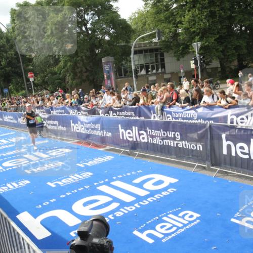 29.06.2025 - hella hamburg halbmarathon Michael Strokosch http://msf.ph/oto/8535425 29.06.2025 10:17:11 Ziel  meine-sportfotos.de