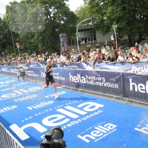 29.06.2025 - hella hamburg halbmarathon Michael Strokosch http://msf.ph/oto/8535427 29.06.2025 10:17:12 Ziel  meine-sportfotos.de