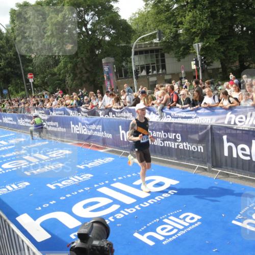 29.06.2025 - hella hamburg halbmarathon Michael Strokosch http://msf.ph/oto/8535428 29.06.2025 10:17:12 Ziel  meine-sportfotos.de