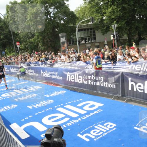 29.06.2025 - hella hamburg halbmarathon Michael Strokosch http://msf.ph/oto/8535430 29.06.2025 10:17:26 Ziel  meine-sportfotos.de