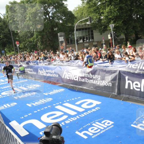 29.06.2025 - hella hamburg halbmarathon Michael Strokosch http://msf.ph/oto/8535431 29.06.2025 10:17:26 Ziel  meine-sportfotos.de