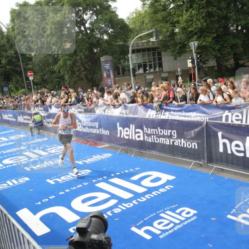 29.06.2025 - hella hamburg halbmarathon Michael Strokosch http://msf.ph/oto/8535436 29.06.2025 10:17:58 Ziel  meine-sportfotos.de