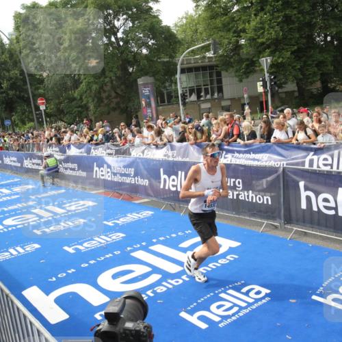 29.06.2025 - hella hamburg halbmarathon Michael Strokosch http://msf.ph/oto/8535437 29.06.2025 10:17:58 Ziel  meine-sportfotos.de