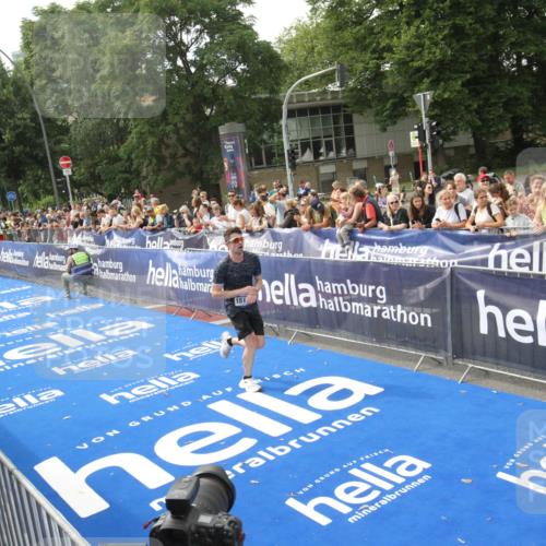29.06.2025 - hella hamburg halbmarathon Michael Strokosch http://msf.ph/oto/8535438 29.06.2025 10:18:01 Ziel  meine-sportfotos.de