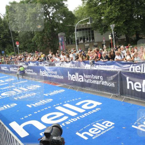 29.06.2025 - hella hamburg halbmarathon Michael Strokosch http://msf.ph/oto/8535441 29.06.2025 10:18:02 Ziel  meine-sportfotos.de