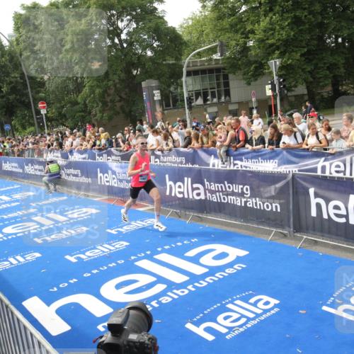 29.06.2025 - hella hamburg halbmarathon Michael Strokosch http://msf.ph/oto/8535444 29.06.2025 10:18:07 Ziel  meine-sportfotos.de