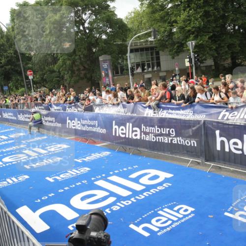 29.06.2025 - hella hamburg halbmarathon Michael Strokosch http://msf.ph/oto/8535452 29.06.2025 10:18:48 Ziel  meine-sportfotos.de