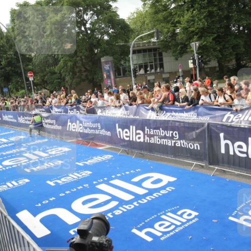 29.06.2025 - hella hamburg halbmarathon Michael Strokosch http://msf.ph/oto/8535453 29.06.2025 10:18:48 Ziel  meine-sportfotos.de