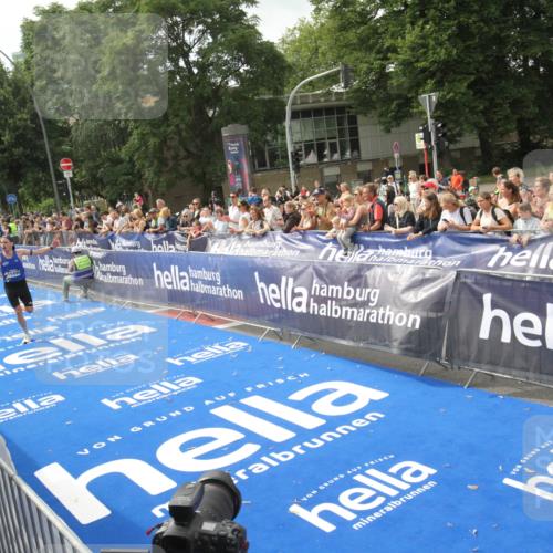 29.06.2025 - hella hamburg halbmarathon Michael Strokosch http://msf.ph/oto/8535455 29.06.2025 10:18:49 Ziel  meine-sportfotos.de