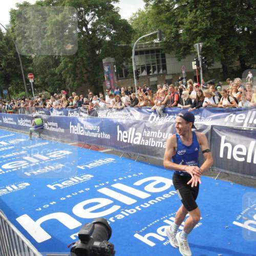 29.06.2025 - hella hamburg halbmarathon Michael Strokosch http://msf.ph/oto/8535460 29.06.2025 10:18:51 Ziel  meine-sportfotos.de