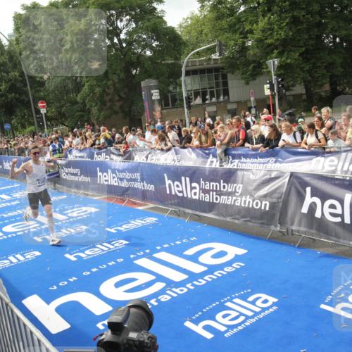 29.06.2025 - hella hamburg halbmarathon Michael Strokosch http://msf.ph/oto/8535463 29.06.2025 10:18:57 Ziel  meine-sportfotos.de