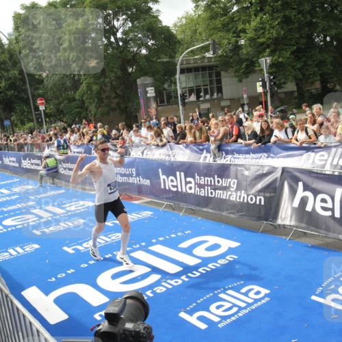 29.06.2025 - hella hamburg halbmarathon Michael Strokosch http://msf.ph/oto/8535464 29.06.2025 10:18:58 Ziel  meine-sportfotos.de