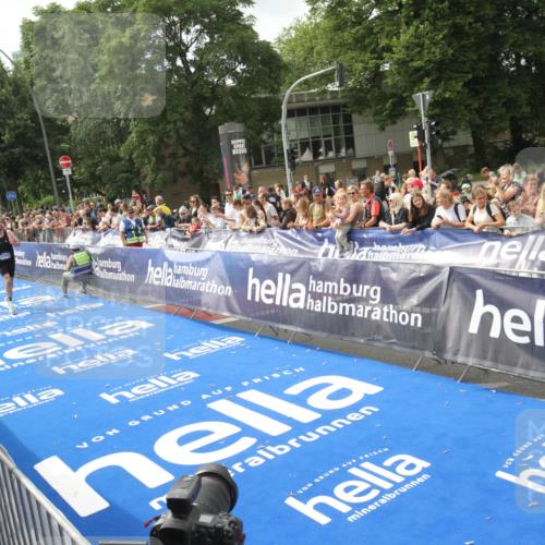 29.06.2025 - hella hamburg halbmarathon Michael Strokosch http://msf.ph/oto/8535466 29.06.2025 10:18:59 Ziel  meine-sportfotos.de