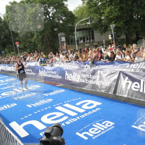 29.06.2025 - hella hamburg halbmarathon Michael Strokosch http://msf.ph/oto/8535468 29.06.2025 10:19:00 Ziel  meine-sportfotos.de