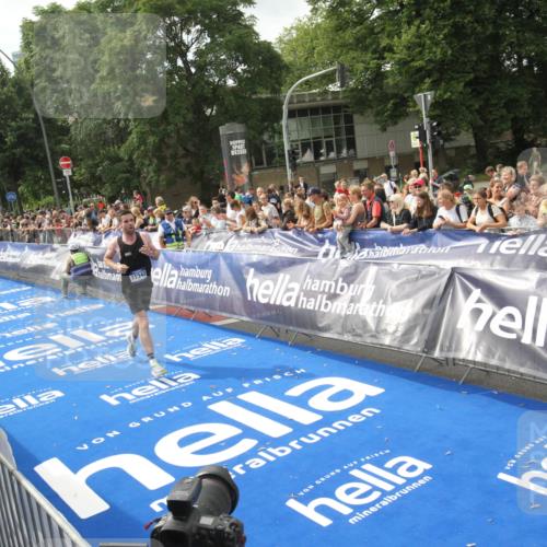 29.06.2025 - hella hamburg halbmarathon Michael Strokosch http://msf.ph/oto/8535469 29.06.2025 10:19:01 Ziel  meine-sportfotos.de