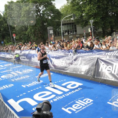 29.06.2025 - hella hamburg halbmarathon Michael Strokosch http://msf.ph/oto/8535470 29.06.2025 10:19:01 Ziel  meine-sportfotos.de