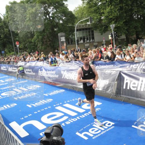 29.06.2025 - hella hamburg halbmarathon Michael Strokosch http://msf.ph/oto/8535471 29.06.2025 10:19:01 Ziel  meine-sportfotos.de