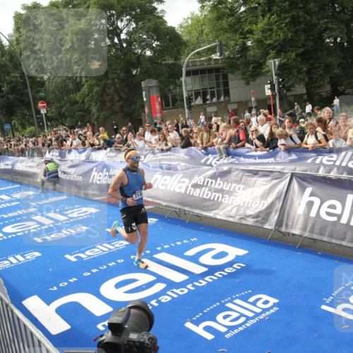 29.06.2025 - hella hamburg halbmarathon Michael Strokosch http://msf.ph/oto/8535480 29.06.2025 10:19:15 Ziel  meine-sportfotos.de