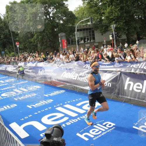 29.06.2025 - hella hamburg halbmarathon Michael Strokosch http://msf.ph/oto/8535481 29.06.2025 10:19:15 Ziel  meine-sportfotos.de