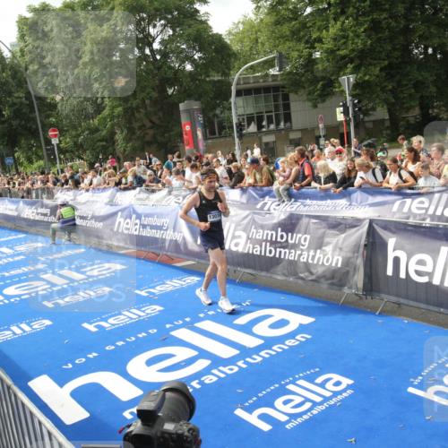 29.06.2025 - hella hamburg halbmarathon Michael Strokosch http://msf.ph/oto/8535487 29.06.2025 10:19:27 Ziel  meine-sportfotos.de