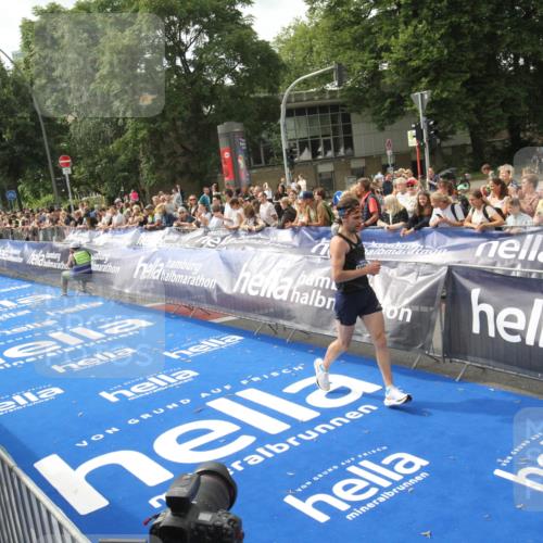 29.06.2025 - hella hamburg halbmarathon Michael Strokosch http://msf.ph/oto/8535488 29.06.2025 10:19:28 Ziel  meine-sportfotos.de