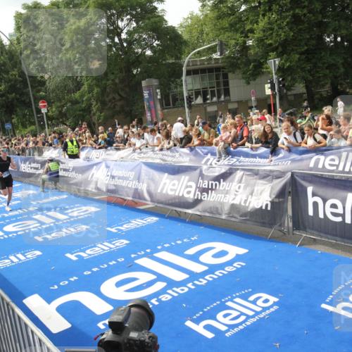 29.06.2025 - hella hamburg halbmarathon Michael Strokosch http://msf.ph/oto/8535490 29.06.2025 10:19:42 Ziel  meine-sportfotos.de