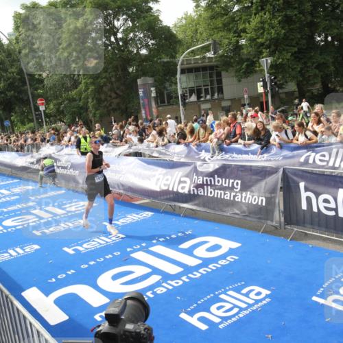 29.06.2025 - hella hamburg halbmarathon Michael Strokosch http://msf.ph/oto/8535492 29.06.2025 10:19:43 Ziel  meine-sportfotos.de