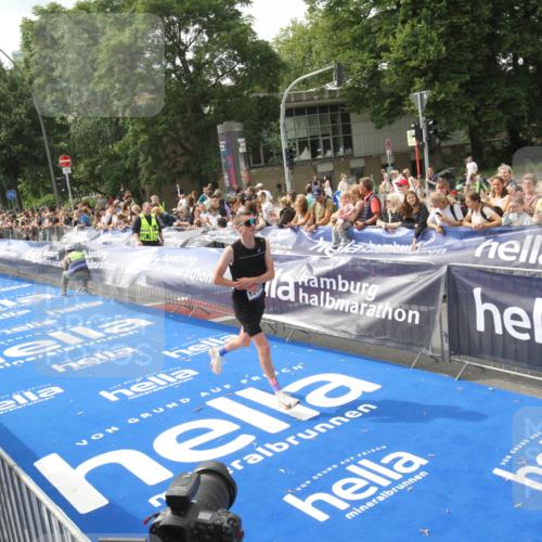 29.06.2025 - hella hamburg halbmarathon Michael Strokosch http://msf.ph/oto/8535493 29.06.2025 10:19:43 Ziel  meine-sportfotos.de