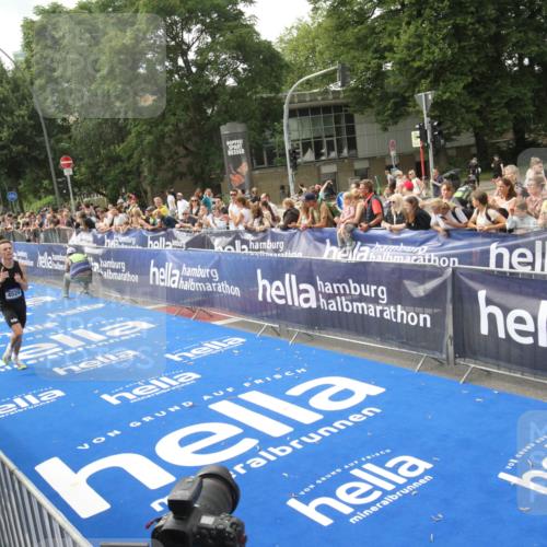 29.06.2025 - hella hamburg halbmarathon Michael Strokosch http://msf.ph/oto/8535497 29.06.2025 10:19:52 Ziel  meine-sportfotos.de