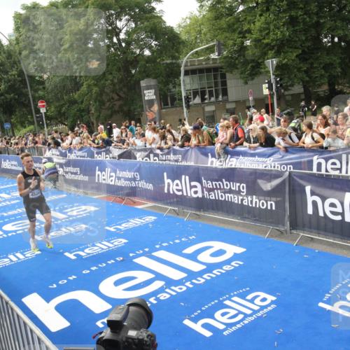 29.06.2025 - hella hamburg halbmarathon Michael Strokosch http://msf.ph/oto/8535498 29.06.2025 10:19:53 Ziel  meine-sportfotos.de
