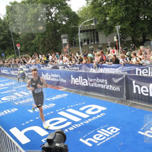 29.06.2025 - hella hamburg halbmarathon Michael Strokosch http://msf.ph/oto/8535499 29.06.2025 10:19:53 Ziel  meine-sportfotos.de
