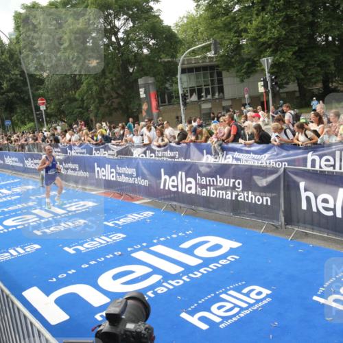 29.06.2025 - hella hamburg halbmarathon Michael Strokosch http://msf.ph/oto/8535500 29.06.2025 10:20:00 Ziel  meine-sportfotos.de