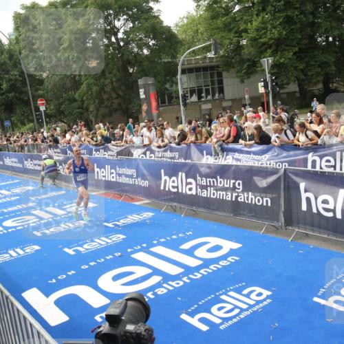 29.06.2025 - hella hamburg halbmarathon Michael Strokosch http://msf.ph/oto/8535501 29.06.2025 10:20:01 Ziel  meine-sportfotos.de