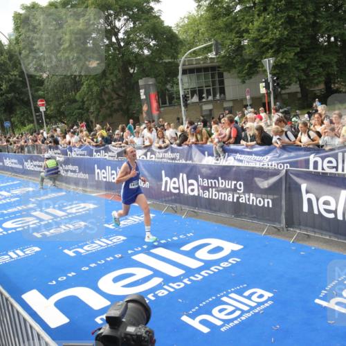 29.06.2025 - hella hamburg halbmarathon Michael Strokosch http://msf.ph/oto/8535502 29.06.2025 10:20:01 Ziel  meine-sportfotos.de