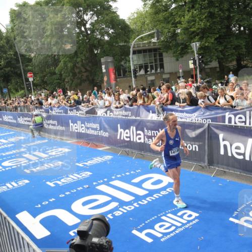 29.06.2025 - hella hamburg halbmarathon Michael Strokosch http://msf.ph/oto/8535503 29.06.2025 10:20:02 Ziel  meine-sportfotos.de