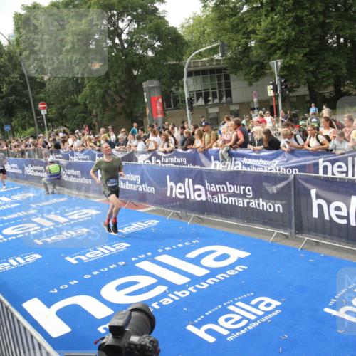 29.06.2025 - hella hamburg halbmarathon Michael Strokosch http://msf.ph/oto/8535504 29.06.2025 10:20:04 Ziel  meine-sportfotos.de