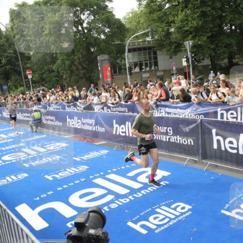 29.06.2025 - hella hamburg halbmarathon Michael Strokosch http://msf.ph/oto/8535505 29.06.2025 10:20:05 Ziel  meine-sportfotos.de