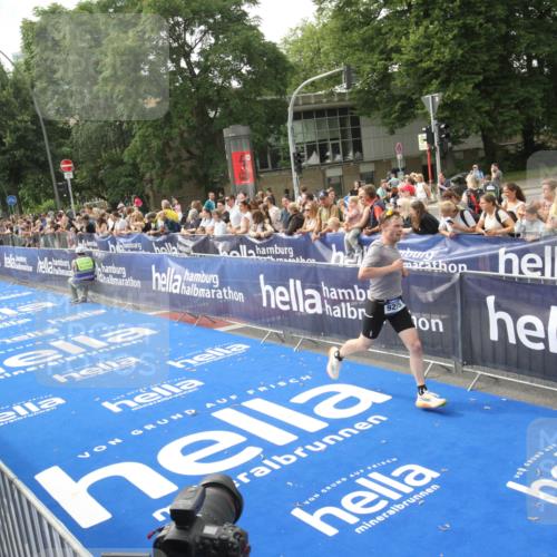 29.06.2025 - hella hamburg halbmarathon Michael Strokosch http://msf.ph/oto/8535506 29.06.2025 10:20:07 Ziel  meine-sportfotos.de