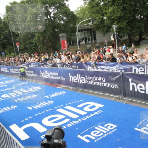 29.06.2025 - hella hamburg halbmarathon Michael Strokosch http://msf.ph/oto/8535508 29.06.2025 10:20:08 Ziel  meine-sportfotos.de