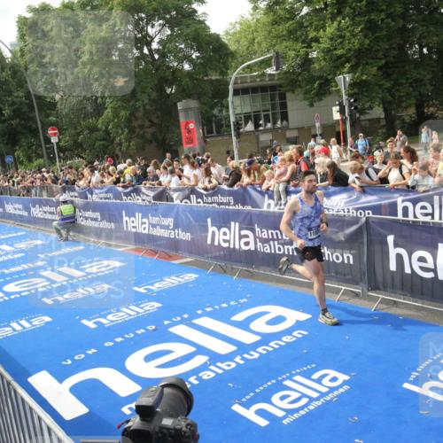 29.06.2025 - hella hamburg halbmarathon Michael Strokosch http://msf.ph/oto/8535510 29.06.2025 10:20:12 Ziel  meine-sportfotos.de