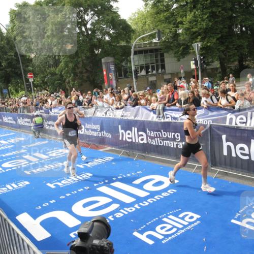 29.06.2025 - hella hamburg halbmarathon Michael Strokosch http://msf.ph/oto/8535513 29.06.2025 10:20:20 Ziel  meine-sportfotos.de