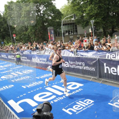 29.06.2025 - hella hamburg halbmarathon Michael Strokosch http://msf.ph/oto/8535514 29.06.2025 10:20:20 Ziel  meine-sportfotos.de