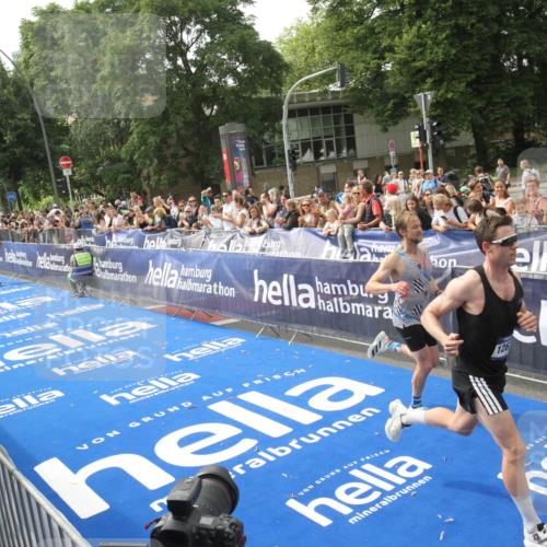 29.06.2025 - hella hamburg halbmarathon Michael Strokosch http://msf.ph/oto/8535515 29.06.2025 10:20:20 Ziel  meine-sportfotos.de