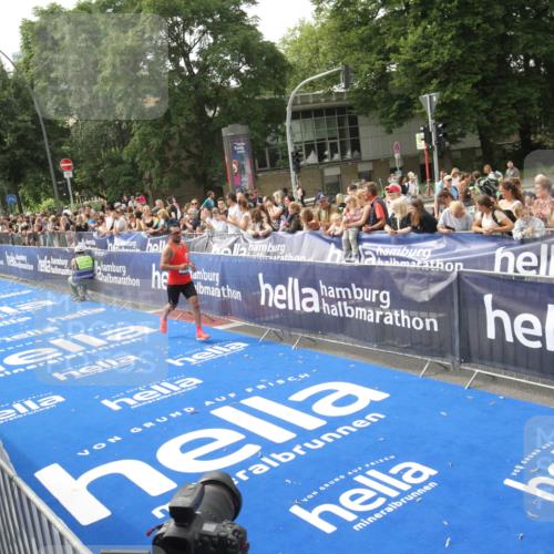29.06.2025 - hella hamburg halbmarathon Michael Strokosch http://msf.ph/oto/8535516 29.06.2025 10:20:23 Ziel  meine-sportfotos.de