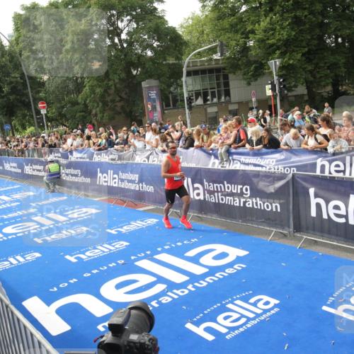 29.06.2025 - hella hamburg halbmarathon Michael Strokosch http://msf.ph/oto/8535517 29.06.2025 10:20:24 Ziel  meine-sportfotos.de